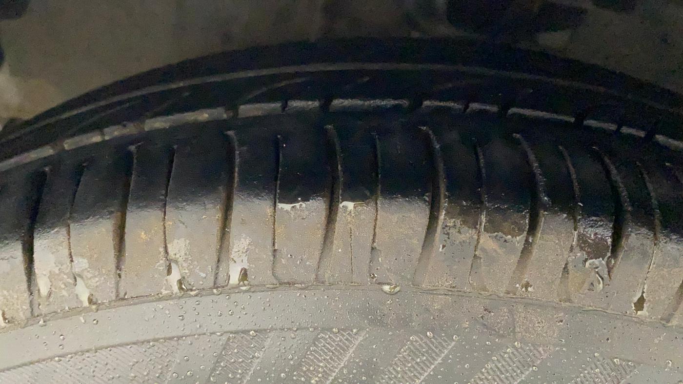 2010 Hyundai i10 SPORTZ 1.2, Petrol, Manual, 1,22,483 km, Left Front Tyre Tread