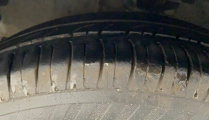 2010 Hyundai i10 SPORTZ 1.2, Petrol, Manual, 1,22,483 km, Left Front Tyre Tread
