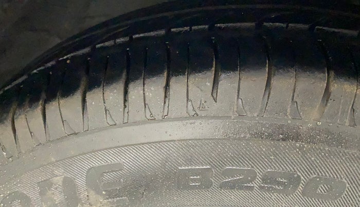 2010 Hyundai i10 SPORTZ 1.2, Petrol, Manual, 1,22,483 km, Right Front Tyre Tread