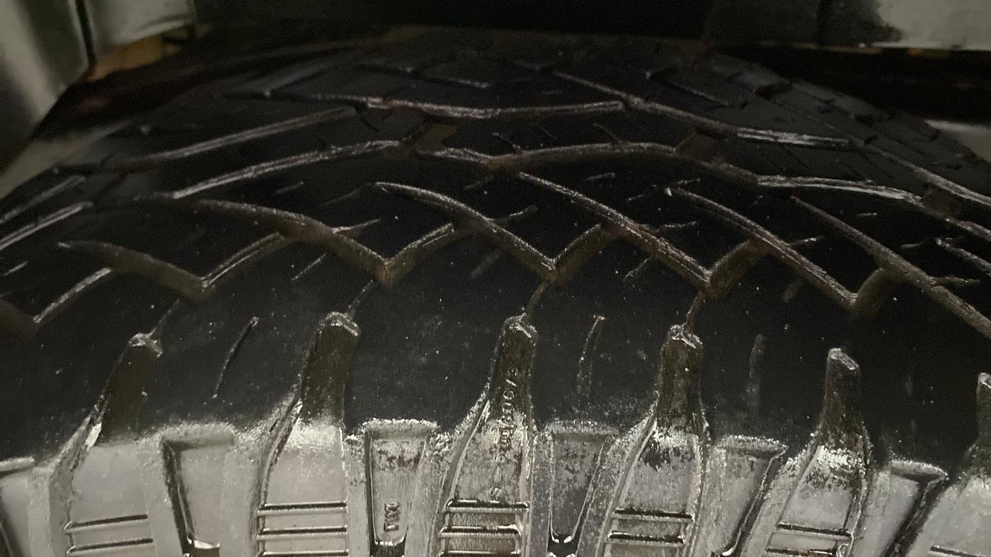 2017 Mahindra TUV300 T6 PLUS, Diesel, Manual, 1,24,789 km, Right Rear Tyre Tread