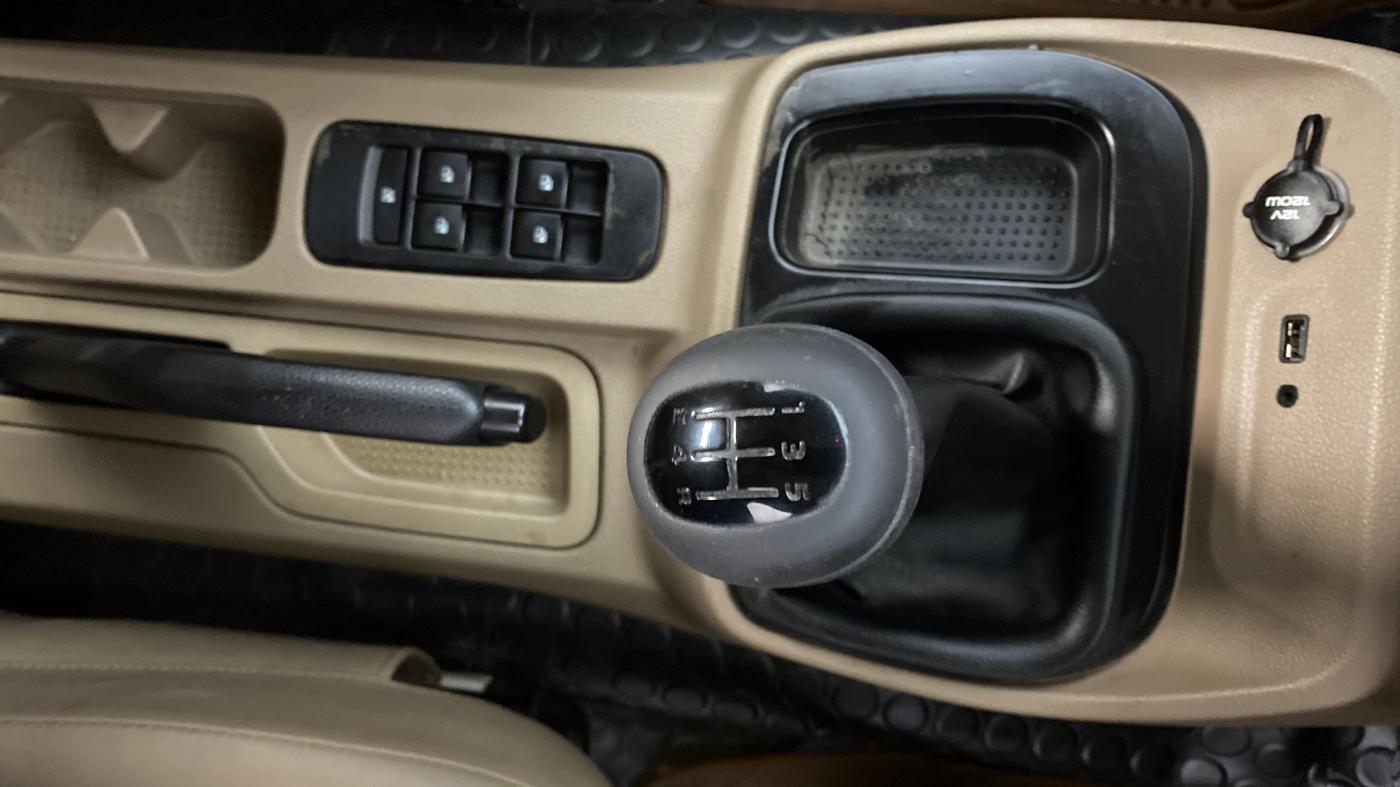 2017 Mahindra TUV300 T6 PLUS, Diesel, Manual, 1,24,789 km, Gear Lever