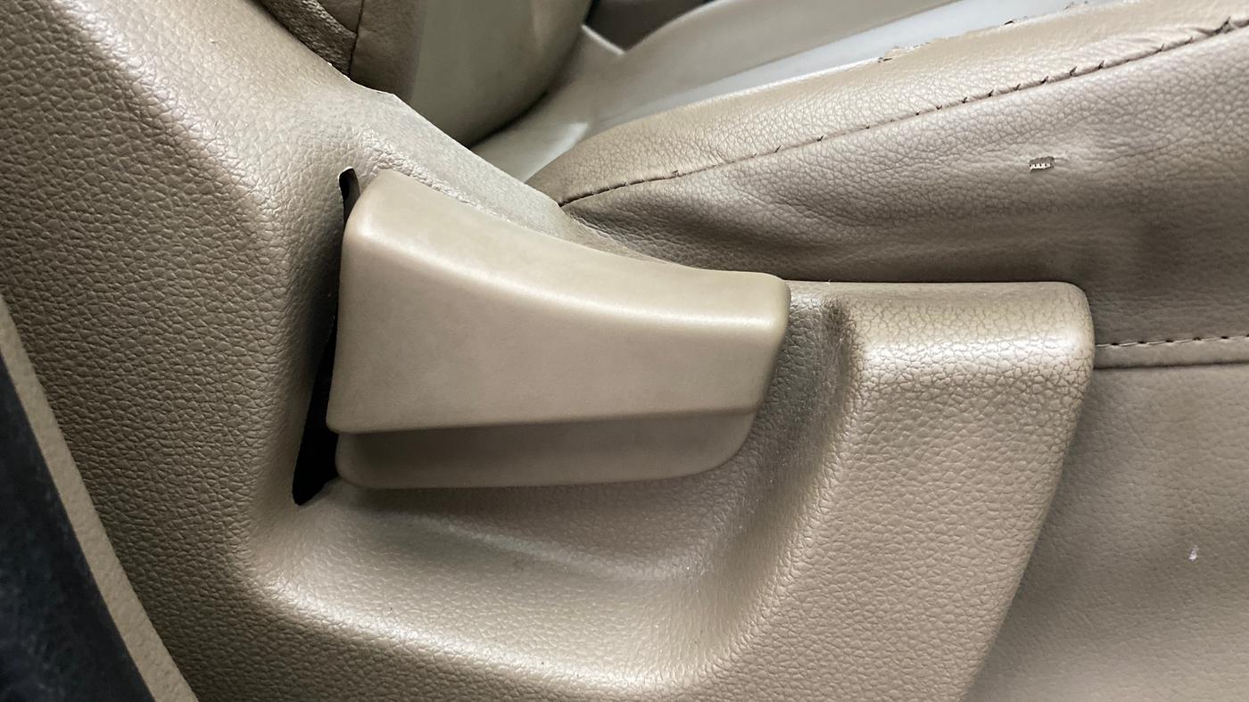 2017 Mahindra TUV300 T6 PLUS, Diesel, Manual, 1,24,789 km, Driver Side Adjustment Panel