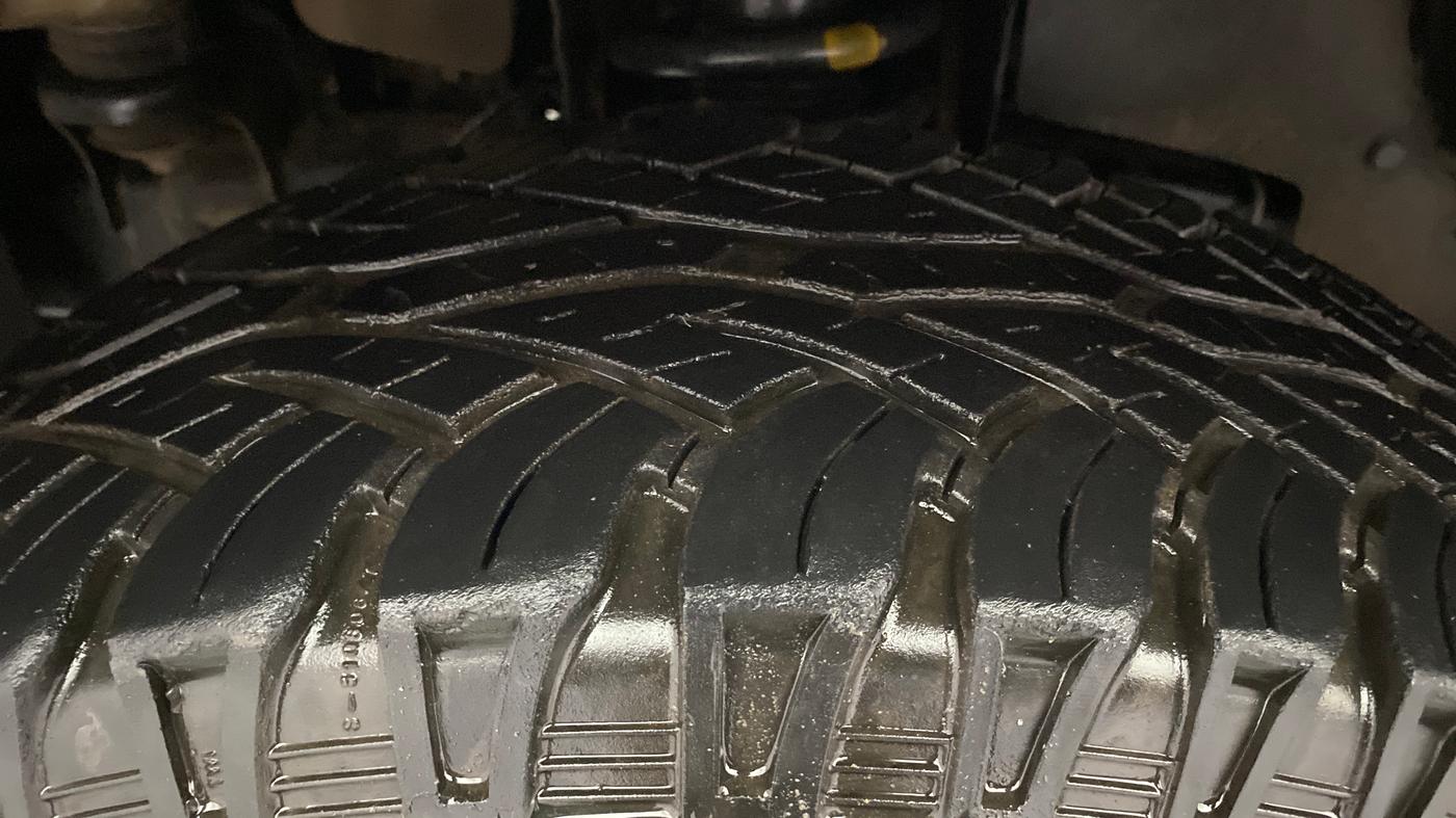 2017 Mahindra TUV300 T6 PLUS, Diesel, Manual, 1,24,789 km, Left Front Tyre Tread