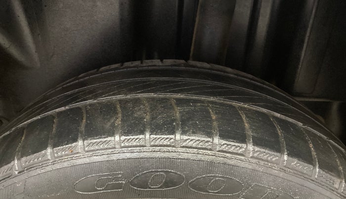 2014 Volkswagen Vento HIGHLINE DIESEL 1.6, Diesel, Manual, 80,634 km, Left Rear Tyre Tread