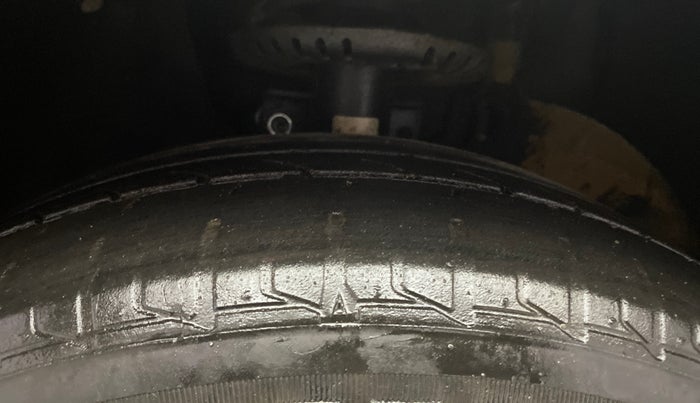 2014 Volkswagen Vento HIGHLINE DIESEL 1.6, Diesel, Manual, 80,634 km, Left Front Tyre Tread