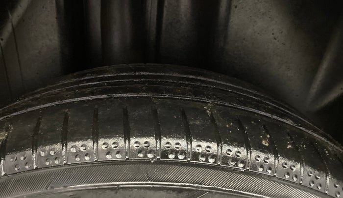 2014 Volkswagen Vento HIGHLINE DIESEL 1.6, Diesel, Manual, 80,634 km, Right Rear Tyre Tread