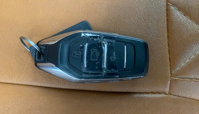 2018 Mahindra XUV500 W7, Diesel, Manual, 90,668 km, Key Close Up