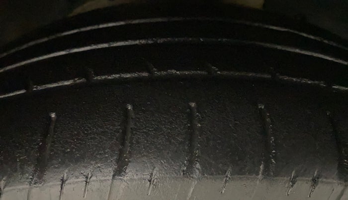 2018 Mahindra XUV500 W7, Diesel, Manual, 90,668 km, Right Front Tyre Tread