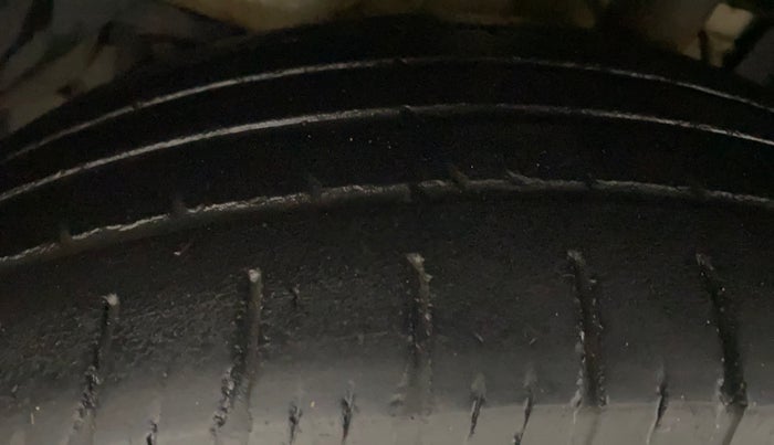 2018 Mahindra XUV500 W7, Diesel, Manual, 90,668 km, Left Front Tyre Tread