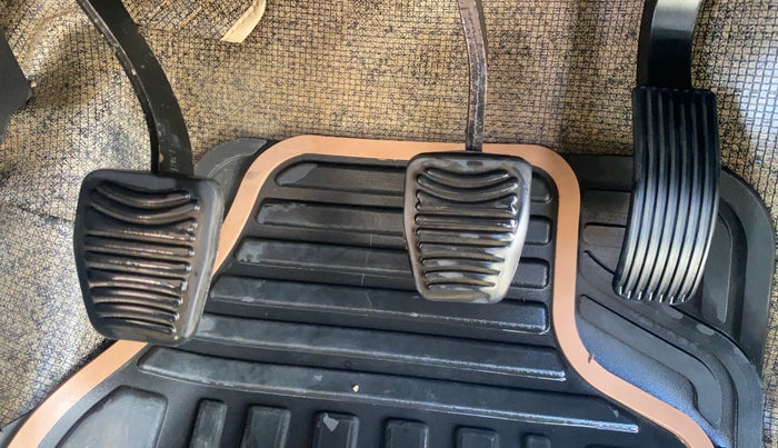 2018 Mahindra XUV500 W7, Diesel, Manual, 90,668 km, Pedals