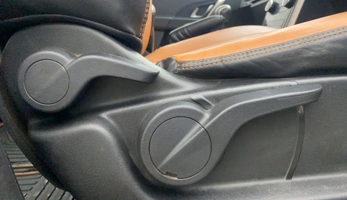 2018 Mahindra XUV500 W7, Diesel, Manual, 90,668 km, Driver Side Adjustment Panel
