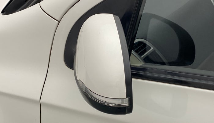 2012 Hyundai i20 SPORTZ 1.2, CNG, Manual, 1,08,440 km, Left rear-view mirror - Indicator light not working