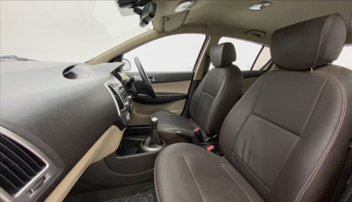 2012 Hyundai i20 SPORTZ 1.2, CNG, Manual, 1,08,440 km, Right Side Front Door Cabin