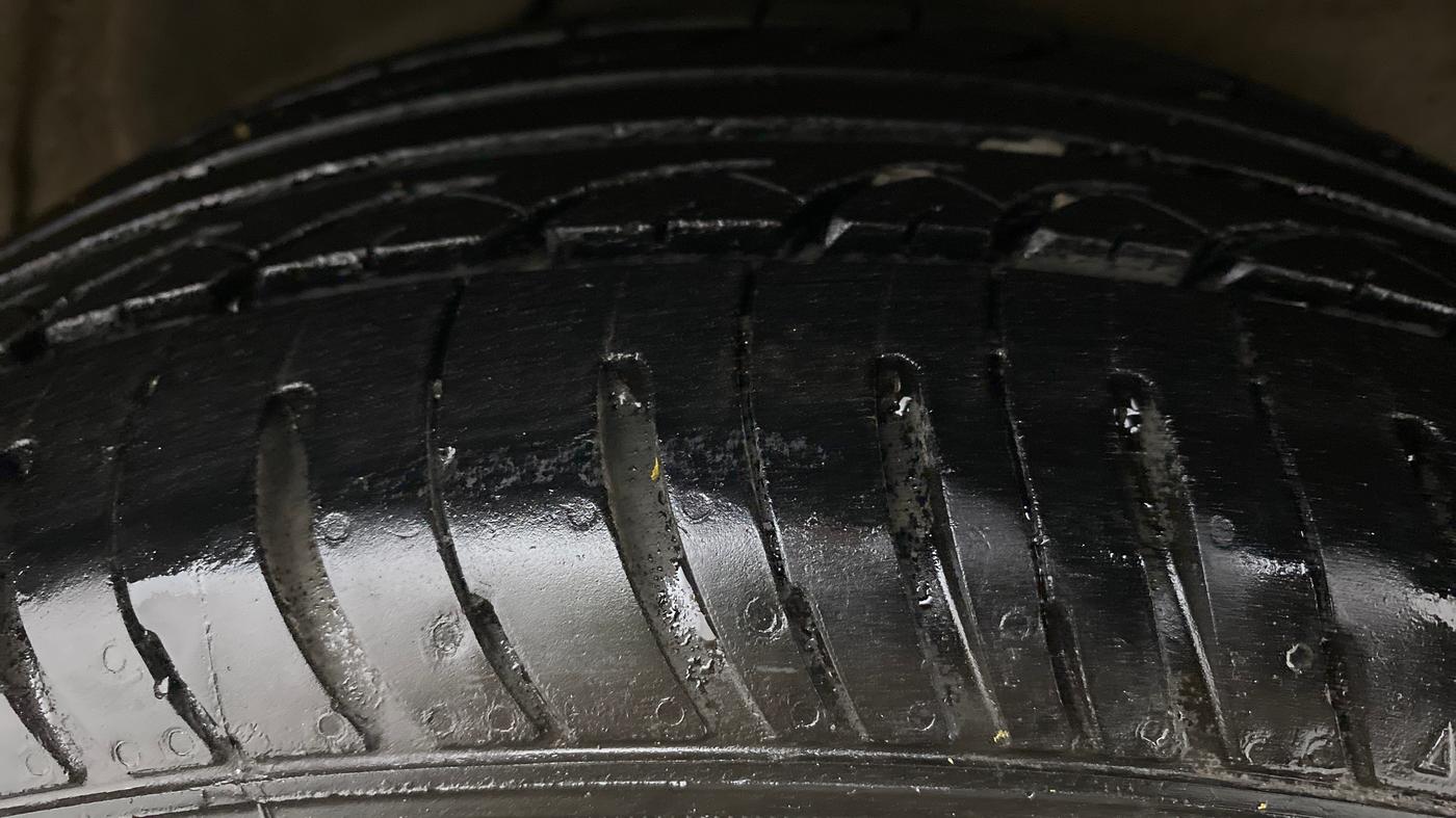 2012 Hyundai i20 SPORTZ 1.2, CNG, Manual, 1,08,440 km, Left Rear Tyre Tread