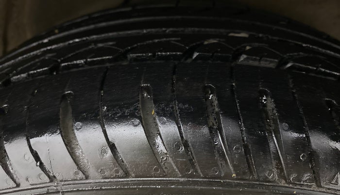 2012 Hyundai i20 SPORTZ 1.2, CNG, Manual, 1,08,440 km, Left Rear Tyre Tread