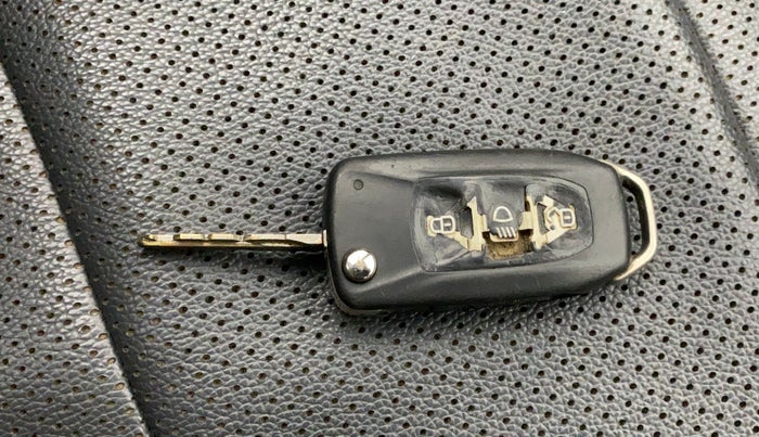 2016 Tata Tiago XZ PETROL, Petrol, Manual, 70,335 km, Lock system - Remote key minor damage