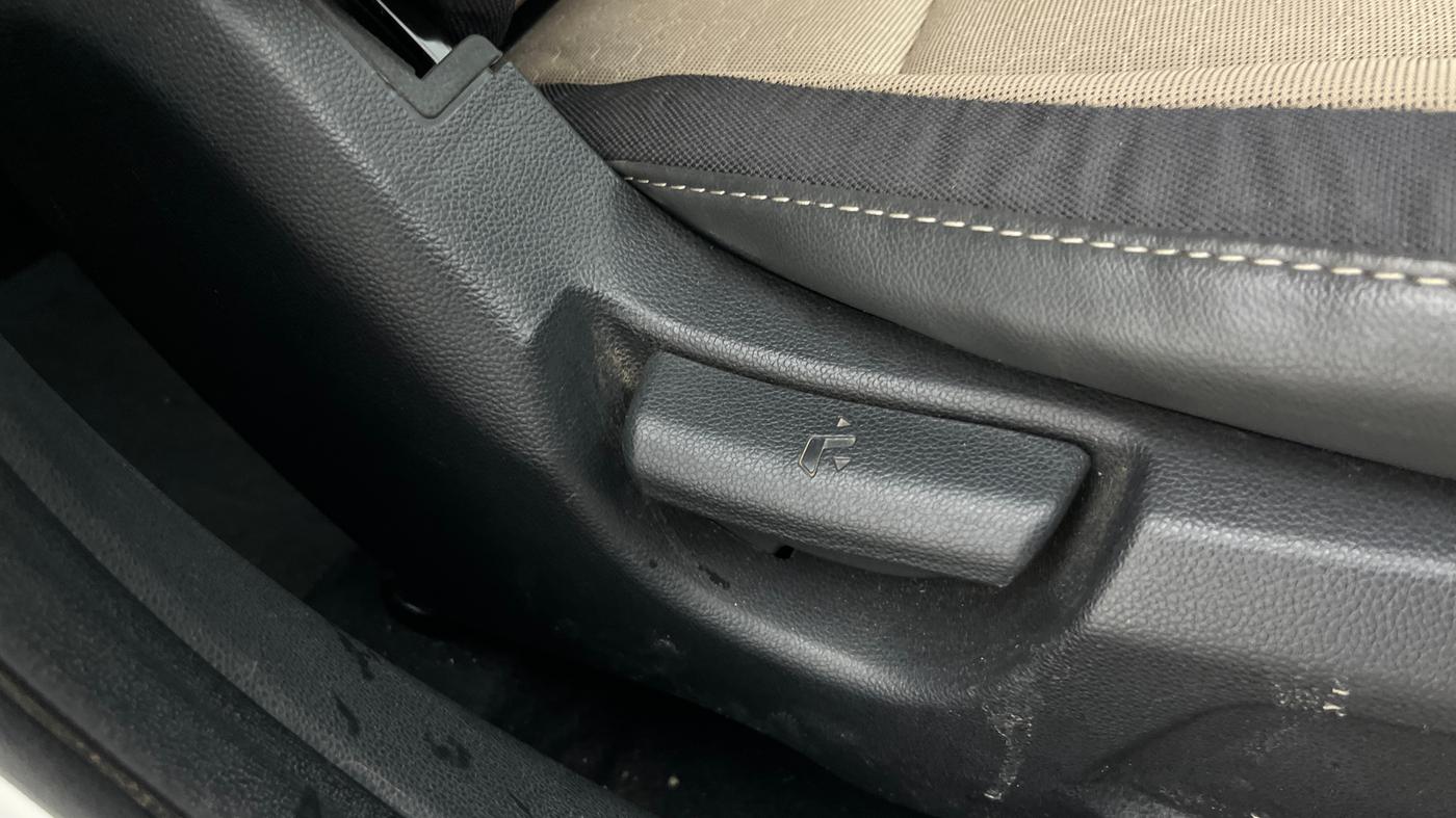 2015 Hyundai Elite i20 MAGNA 1.2, Petrol, Manual, 1,26,438 km, Driver Side Adjustment Panel