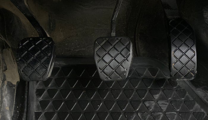 2019 Volkswagen Ameo TRENDLINE 1.0L, CNG, Manual, 82,549 km, Pedals