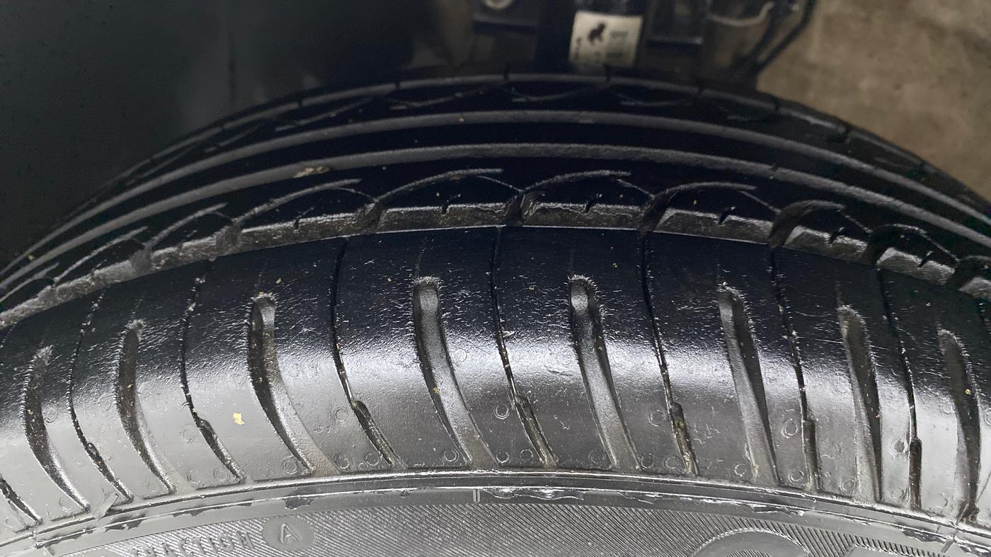 2019 Volkswagen Ameo TRENDLINE 1.0L, CNG, Manual, 82,549 km, Left Front Tyre Tread