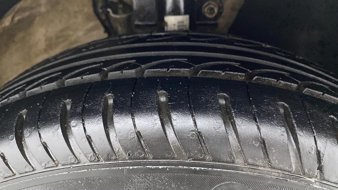 2019 Volkswagen Ameo TRENDLINE 1.0L, CNG, Manual, 82,549 km, Right Front Tyre Tread