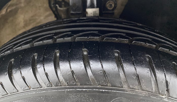 2019 Volkswagen Ameo TRENDLINE 1.0L, CNG, Manual, 82,549 km, Right Front Tyre Tread