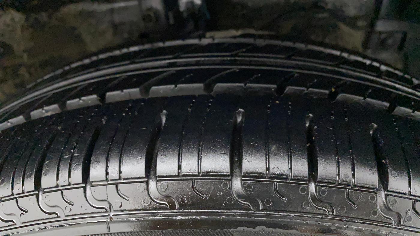 2012 Maruti Swift Dzire ZXI, Petrol, Manual, 46,597 km, Right Front Tyre Tread