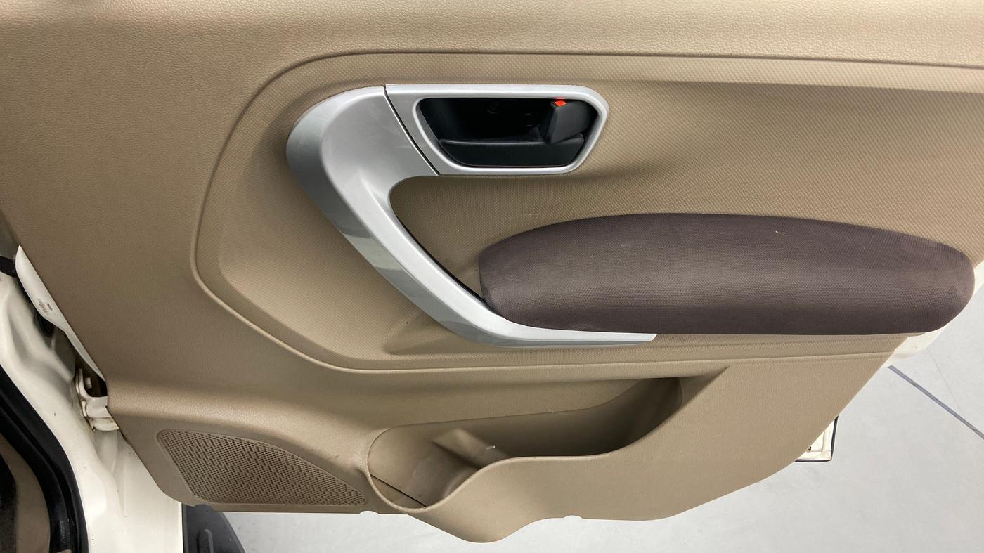 2015 Mahindra TUV300 T8 AT, Diesel, Automatic, 71,036 km, Driver Side Door Panels Control