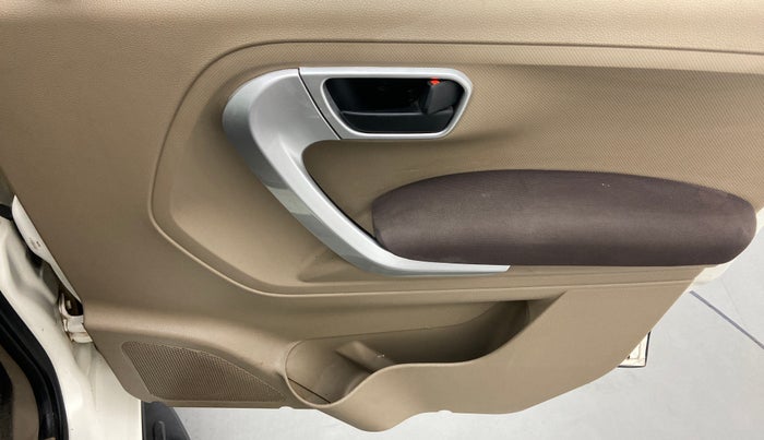 2015 Mahindra TUV300 T8 AT, Diesel, Automatic, 71,036 km, Driver Side Door Panels Control