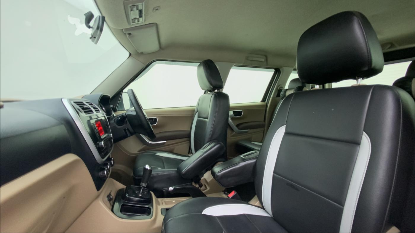 2015 Mahindra TUV300 T8 AT, Diesel, Automatic, 71,036 km, Right Side Front Door Cabin