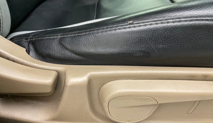 2015 Mahindra TUV300 T8 AT, Diesel, Automatic, 71,036 km, Driver Side Adjustment Panel