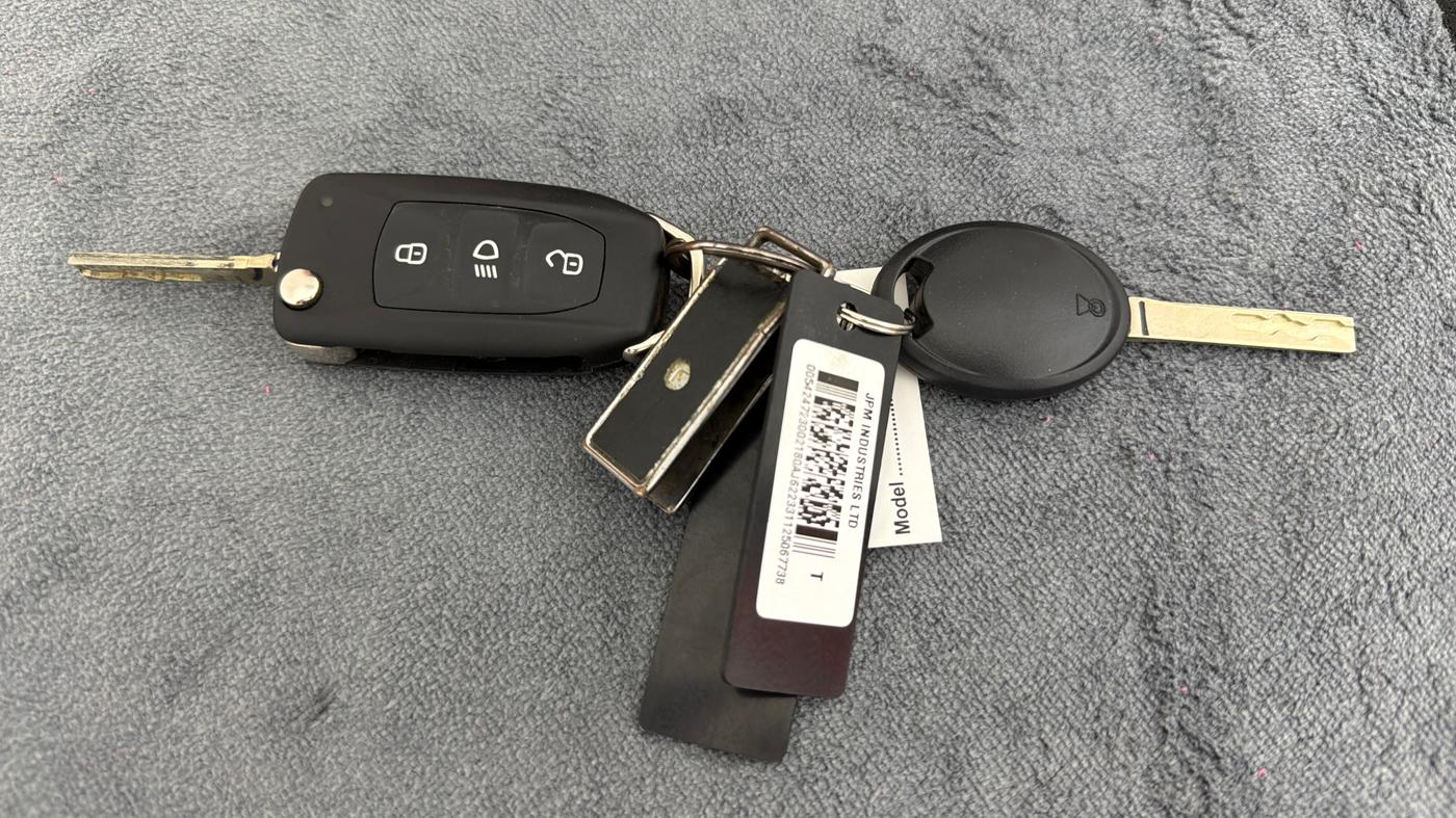 2025 Tata Tiago XZA, Petrol, Automatic, 800 km, Key Close Up