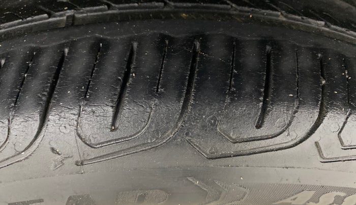 2015 Volkswagen Polo COMFORTLINE 1.2L, Petrol, Manual, 71,767 km, Left Rear Tyre Tread