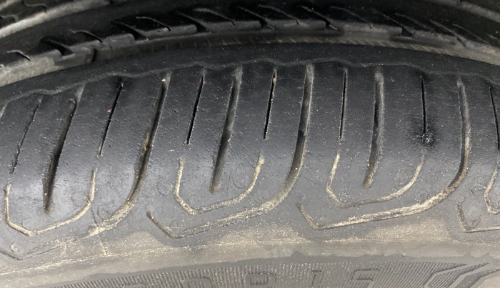 2015 Volkswagen Polo COMFORTLINE 1.2L, Petrol, Manual, 71,767 km, Right Front Tyre Tread