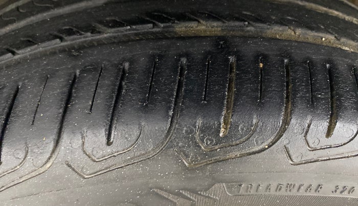 2015 Volkswagen Polo COMFORTLINE 1.2L, Petrol, Manual, 71,767 km, Left Front Tyre Tread