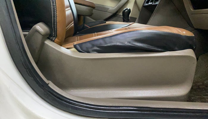 2016 Skoda Rapid 1.6 MPI ACTIVE, Petrol, Manual, 83,139 km, Driver Side Adjustment Panel