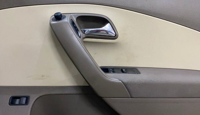 2016 Skoda Rapid 1.6 MPI ACTIVE, Petrol, Manual, 83,139 km, Driver Side Door Panels Control