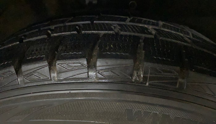 2016 Skoda Rapid 1.6 MPI ACTIVE, Petrol, Manual, 83,139 km, Right Front Tyre Tread