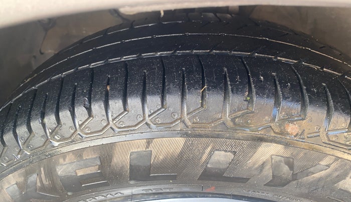 2018 Maruti Swift VDI, Diesel, Manual, 76,464 km, Left Front Tyre Tread