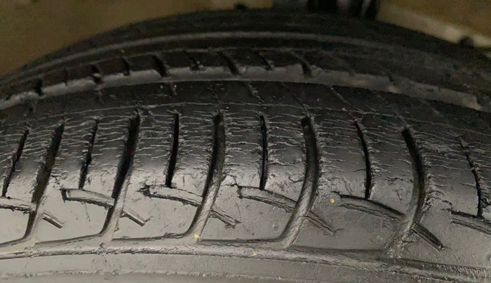 2015 Maruti Swift Dzire ZDI, Diesel, Manual, 39,384 km, Right Front Tyre Tread