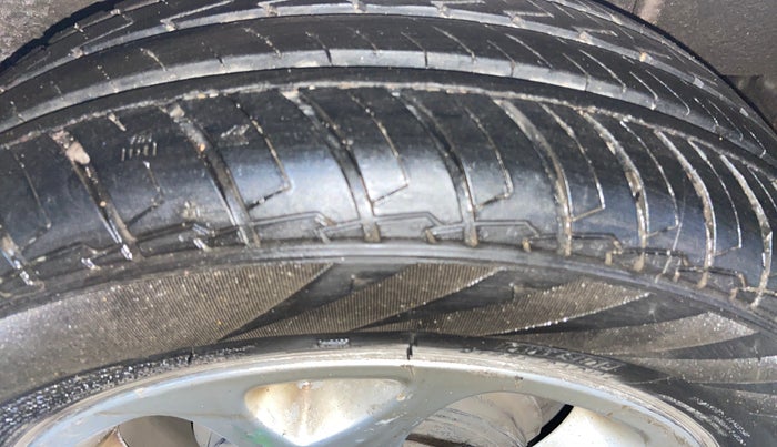 2015 Renault Pulse RXZ DIESEL, Diesel, Manual, 1,12,072 km, Left Rear Tyre Tread