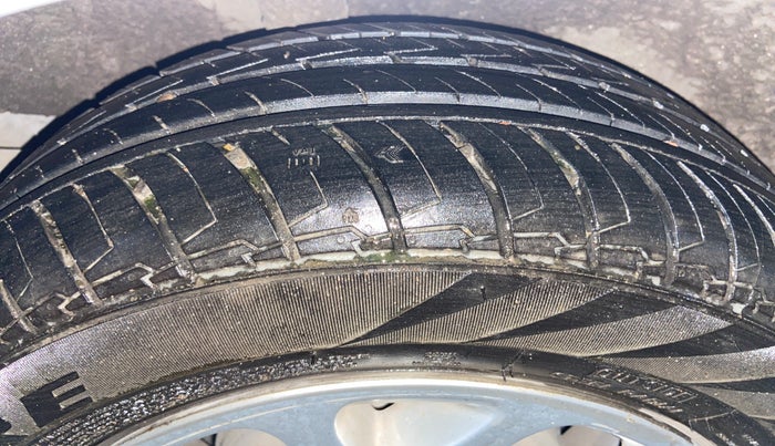 2015 Renault Pulse RXZ DIESEL, Diesel, Manual, 1,12,072 km, Right Rear Tyre Tread