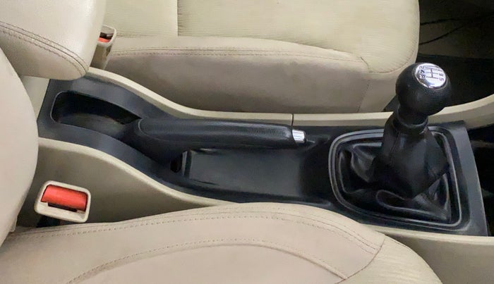 2016 Maruti Ciaz VXI, Petrol, Manual, 1,20,432 km, Gear Lever