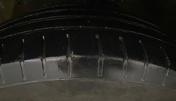 2016 Maruti Ciaz VXI, Petrol, Manual, 1,20,432 km, Left Front Tyre Tread