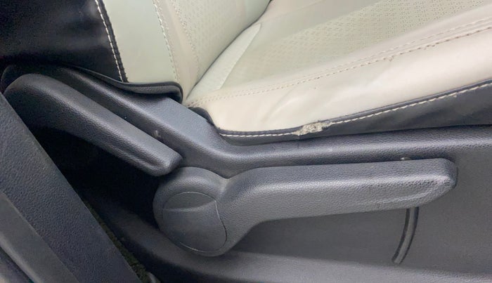 2022 Mahindra XUV700 AX 5 D MT 7 STR, Diesel, Manual, 33,379 km, Driver Side Adjustment Panel