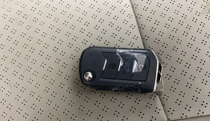 2022 Mahindra XUV700 AX 5 D MT 7 STR, Diesel, Manual, 33,379 km, Key Close Up