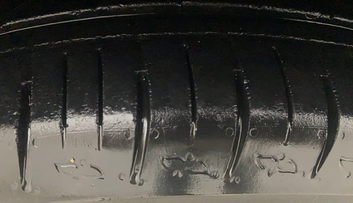 2022 Mahindra XUV700 AX 5 D MT 7 STR, Diesel, Manual, 33,379 km, Left Front Tyre Tread