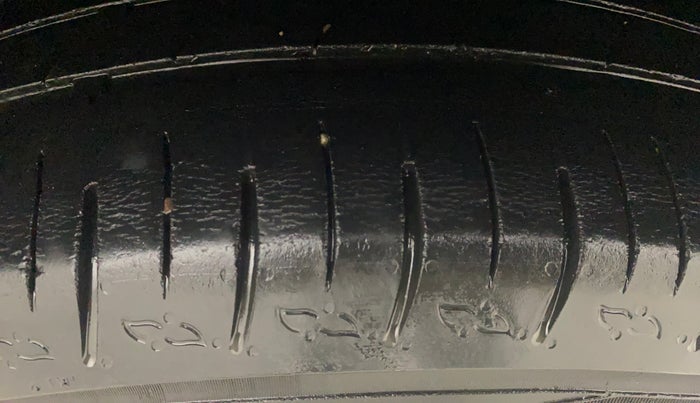 2022 Mahindra XUV700 AX 5 D MT 7 STR, Diesel, Manual, 33,379 km, Left Rear Tyre Tread