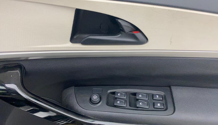 2022 Mahindra XUV700 AX 5 D MT 7 STR, Diesel, Manual, 33,379 km, Driver Side Door Panels Control