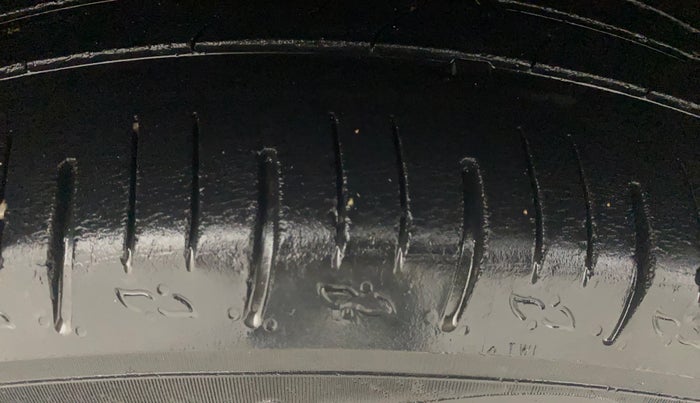 2022 Mahindra XUV700 AX 5 D MT 7 STR, Diesel, Manual, 33,379 km, Right Rear Tyre Tread