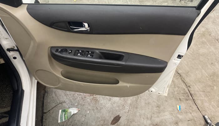 2013 Hyundai i20 ASTA 1.2, Petrol, Manual, 1,00,859 km, Driver Side Door Panels Control